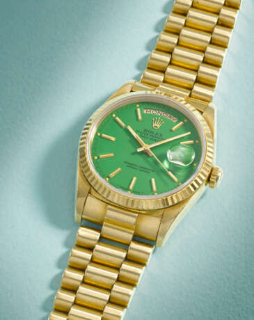 ROLEX. A RARE AND ATTRACTIVE 18K GOLD AUTOMATIC WRISTWATCH WITH SWEEP CENTRE SECONDS, DAY, DATE, GREEN LACQUERED `STELLA` DIAL AND BRACELET - photo 2