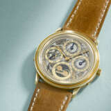 AUDEMARS PIGUET. A RARE AND ELEGANT 18K GOLD AUTOMATIC SKELETONIZED PERPETUAL CALENDAR WRISTWATCH WITH MOON PHASES - Foto 2