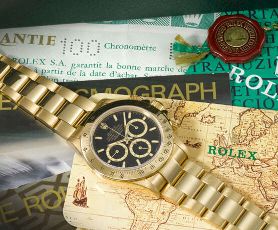 ROLEX. A RARE AND ATTRACTIVE 18K GOLD AUTOMATIC CHRONOGRAPH WRISTWATCH WITH BRACELET - Foto 3