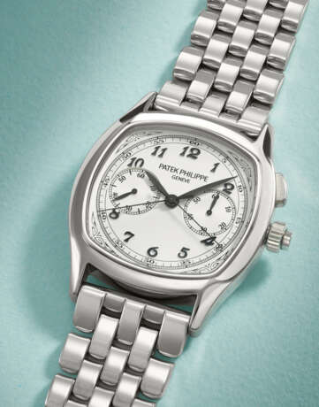 PATEK PHILIPPE. A VERY RARE AND HIGHLY ATTRACTIVE STAINLESS STEEL CUSHION-SHAPED SINGLE BUTTON SPLIT SECONDS CHRONOGRAPH WRISTWATCH WITH BREGUET NUMERALS AND BRACELET - Foto 2