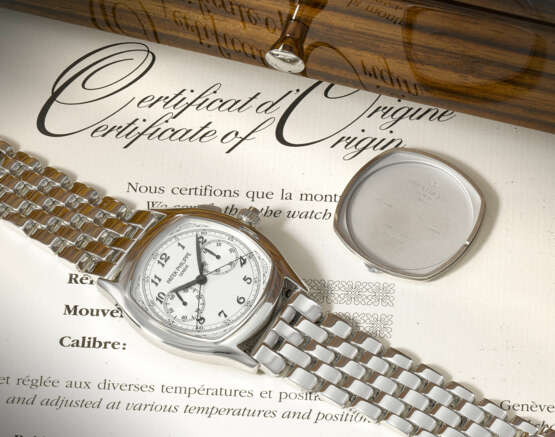 PATEK PHILIPPE. A VERY RARE AND HIGHLY ATTRACTIVE STAINLESS STEEL CUSHION-SHAPED SINGLE BUTTON SPLIT SECONDS CHRONOGRAPH WRISTWATCH WITH BREGUET NUMERALS AND BRACELET - Foto 3