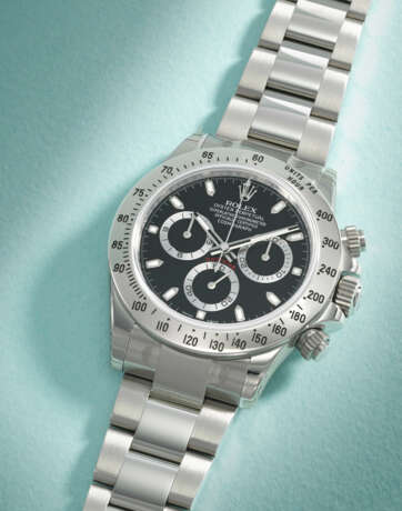 ROLEX. A VERY RARE STAINLESS STEEL AUTOMATIC CHRONOGRAPH WRISTWATCH WITH BRACELET, MADE FOR THE SULTANATE OF OMAN - Foto 2