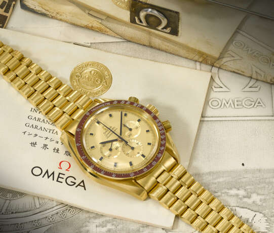 OMEGA. A VERY RARE 18K GOLD LIMITED EDITION AUTOMATIC CHRONOGRAPH WRISTWATCH WITH BRACELET, MADE TO COMMEMORATE APOLLO XI MOON LANDING - Foto 3