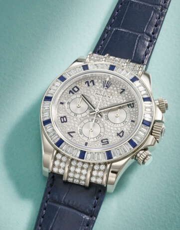 ROLEX. A SUPERB AND ATTRACTIVE 18K WHITE GOLD, DIAMOND AND SAPPHIRE-SET AUTOMATIC CHRONOGRAPH WRISTWATCH - фото 2