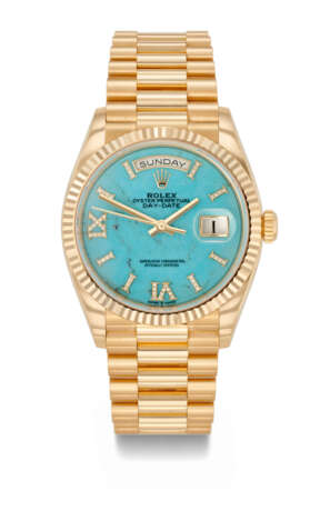 ROLEX. A RARE AND HIGHLY ATTRACTIVE 18K GOLD AND DIAMOND-SET AUTOMATIC WRISTWATCH WITH SWEEP CENTRE SECONDS, DAY, DATE, TURQUOISE DIAL AND BRACELET - Foto 1