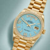 ROLEX. A RARE AND HIGHLY ATTRACTIVE 18K GOLD AND DIAMOND-SET AUTOMATIC WRISTWATCH WITH SWEEP CENTRE SECONDS, DAY, DATE, TURQUOISE DIAL AND BRACELET - Foto 2
