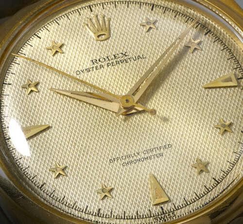 ROLEX. AN EXCEEDINGLY RARE AND HIGHLY ATTRACTIVE 18K GOLD AUTOMATIC WRISTWATCH WITH SWEEP CENTRE SECONDS AND LUMINOUS HONEYCOMB STAR DIAL - Foto 3