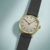 BREGUET. AN EXTREMELY RARE AND VERY EARLY 18K GOLD ‘OFFICIER’ WRISTWATCH WITH BREGUET NUMERALS - photo 2