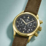 IWC. AN ATTRACTIVE 18K GOLD PILOT`S CHRONOGRAPH WRISTWATCH WITH DATE - photo 2