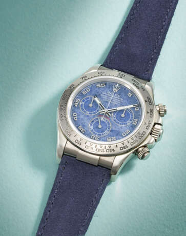 ROLEX. A VERY RARE AND ATTRACTIVE 18K WHITE GOLD AUTOMATIC CHRONOGRAPH WRISTWATCH WITH SODALITE DIAL - photo 2