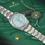 ROLEX. AN ATTRACTIVE STAINLESS STEEL AUTOMATIC WRISTWATCH WITH SWEEP CENTRE SECONDS, BRACELET AND TURQUOISE BLUE DIAL - Foto 3