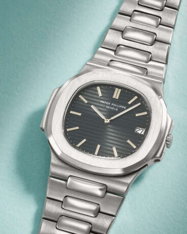 PATEK PHILIPPE. A VERY RARE STAINLESS STEEL AUTOMATIC WRISTWATCH WITH DATE AND BRACELET - photo 2