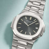 PATEK PHILIPPE. A VERY RARE STAINLESS STEEL AUTOMATIC WRISTWATCH WITH DATE AND BRACELET - фото 2