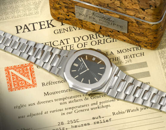 PATEK PHILIPPE. A VERY RARE STAINLESS STEEL AUTOMATIC WRISTWATCH WITH DATE AND BRACELET - photo 3