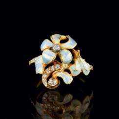 Gustave-Roger Sandoz (Paris 1867 - 1947), in der Art des. Art Nouveau Gold-Diamant-Ring mit Emaille-Blüten.