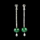 Paar außergewöhnlicher Diamant-Ohrhänger mit Smaragd-Kugeln. - photo 2
