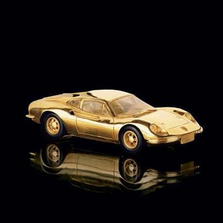 Gold-Modellauto 'Ferrari Dino'. - фото 1