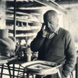 Edward Quinn (Dublin 1920 - Altendorf 1997). Picasso in der Töpferei Madoura, Vallauris. - Foto 1