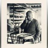 Edward Quinn (Dublin 1920 - Altendorf 1997). Picasso in der Töpferei Madoura, Vallauris. - Foto 2