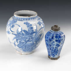 2 Fayence-Vasen mit Blaumalerei.
