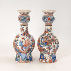 Paar Fayence-Vasen im Delfter Stil.