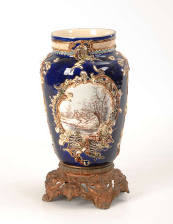Historismus-Vase mit montiertem Metallfuß. - фото 1
