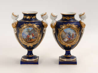 Paar französische Vasen mit Genremalerei.