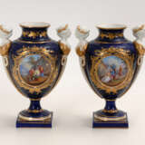 Paar französische Vasen mit Genremalerei. - Foto 1
