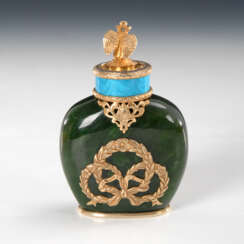 Steinschnitt-Flakon aus grüner Jade im Stil von Fabergé mit Originaletui.