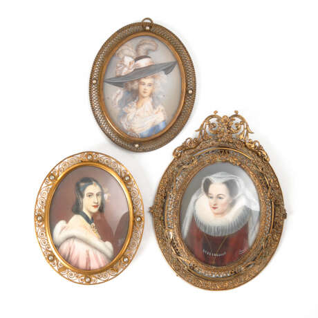 3 Miniaturen in Messingrahmen: Damenbildnisse. - photo 1