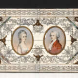 Großer Elfenbein-Rahmen mit 2 Miniaturen: Mozart und Constanze Weber. - фото 1