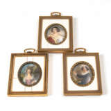 3 Miniaturen in gleichen Messingrahmen: Damenbildnisse. - Foto 1
