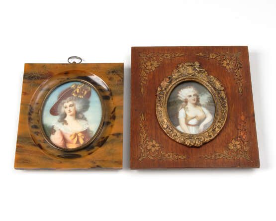 2 Elfenbein-Miniaturen: Damenbildnisse. - photo 1