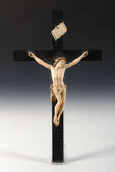 Kruzifix mit Elfenbein-Christus.