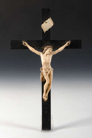 Kruzifix mit Elfenbein-Christus. - Foto 1