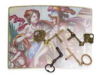 Uhrenschlüssel: Konvolut von 4 äußerst seltenen Spindeluhrenschlüsseln für Oignons sowie eine hochfeine Gold/Emaille-Plakette einer Uhren-Chatelaine, ca.1700-1750