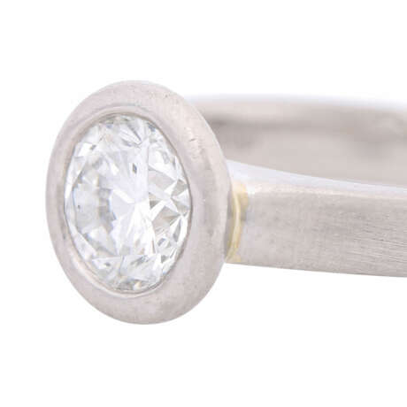 Solitaire ring with diamond of ca. 1,26 ct (hallmarked), - photo 4
