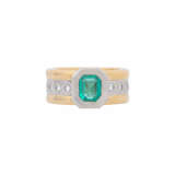 Unique ring with emerald ca. 1,2 ct and 8 diamonds together ca. 0,5 ct, - Foto 2