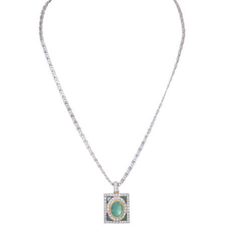 Pendant with emeralds and diamonds total ca. 0,9 ct, - фото 1