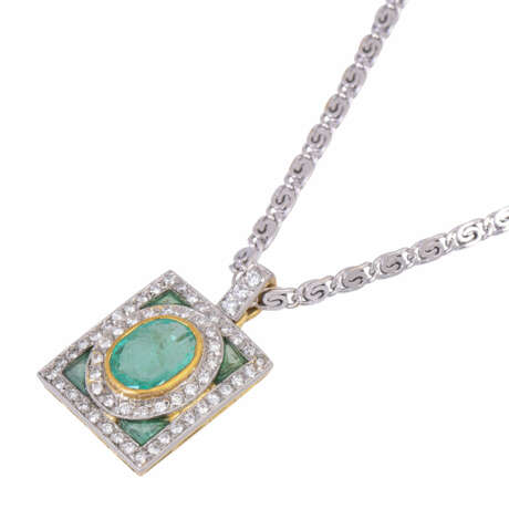 Pendant with emeralds and diamonds total ca. 0,9 ct, - фото 4