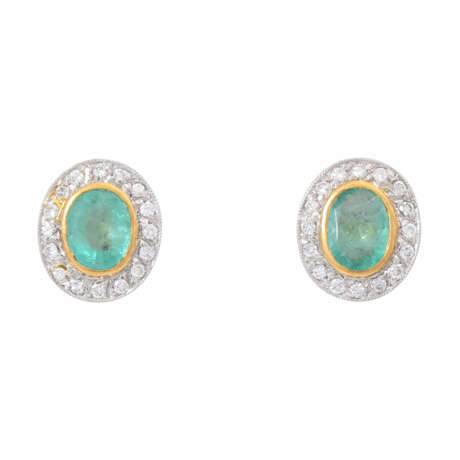 Stud earrings with oval emeralds entouraged by diamonds total ca. 0,3 ct, - Foto 1
