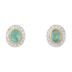 Stud earrings with oval emeralds entouraged by diamonds total ca. 0,3 ct,
