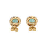 Stud earrings with oval emeralds entouraged by diamonds total ca. 0,3 ct, - Foto 2