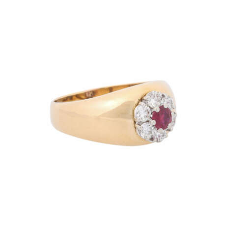 Ring with rosette of 1 ruby surrounded by diamonds total ca. 0,72 ct - photo 1