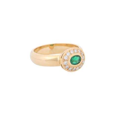 Ring with oval emerald ca. 0,5 ct and diamonds total ca. 0,21 ct, - фото 1