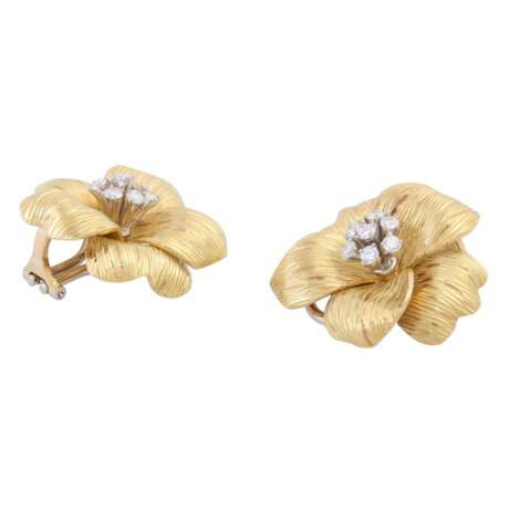 SCHILLING pair of flower earclips with diamonds - photo 3