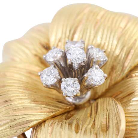 SCHILLING pair of flower earclips with diamonds - photo 5