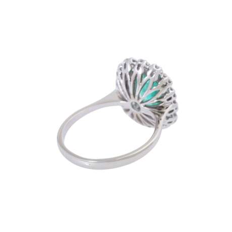 Ring with emerald and diamonds - photo 3