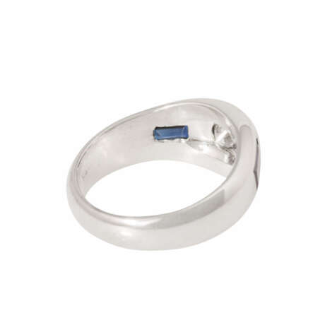 Ring with diamond ca. 1,67 ct flanked by sapphire trapezes total ca. 0,84 ct, - photo 3