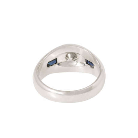 Ring with diamond ca. 1,67 ct flanked by sapphire trapezes total ca. 0,84 ct, - photo 4